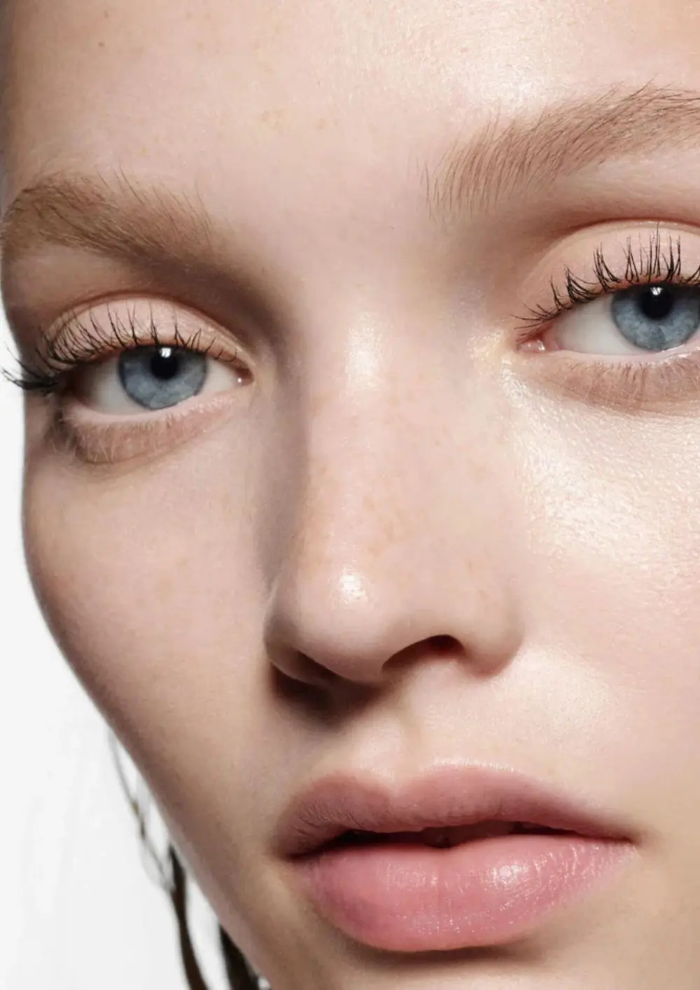 model plavih očiju s dugim crnim trepavicama