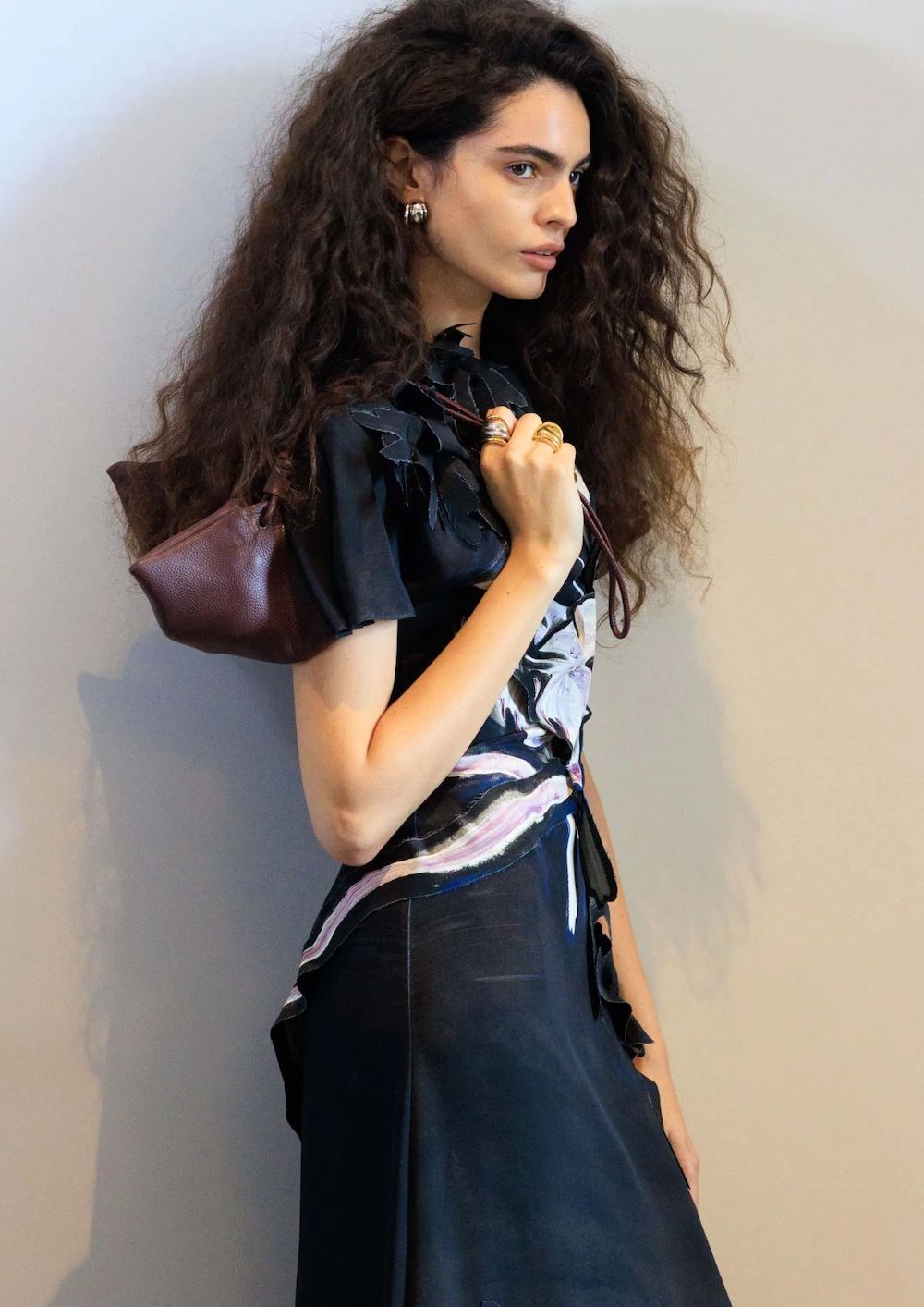 model s kovrčavom kosom
