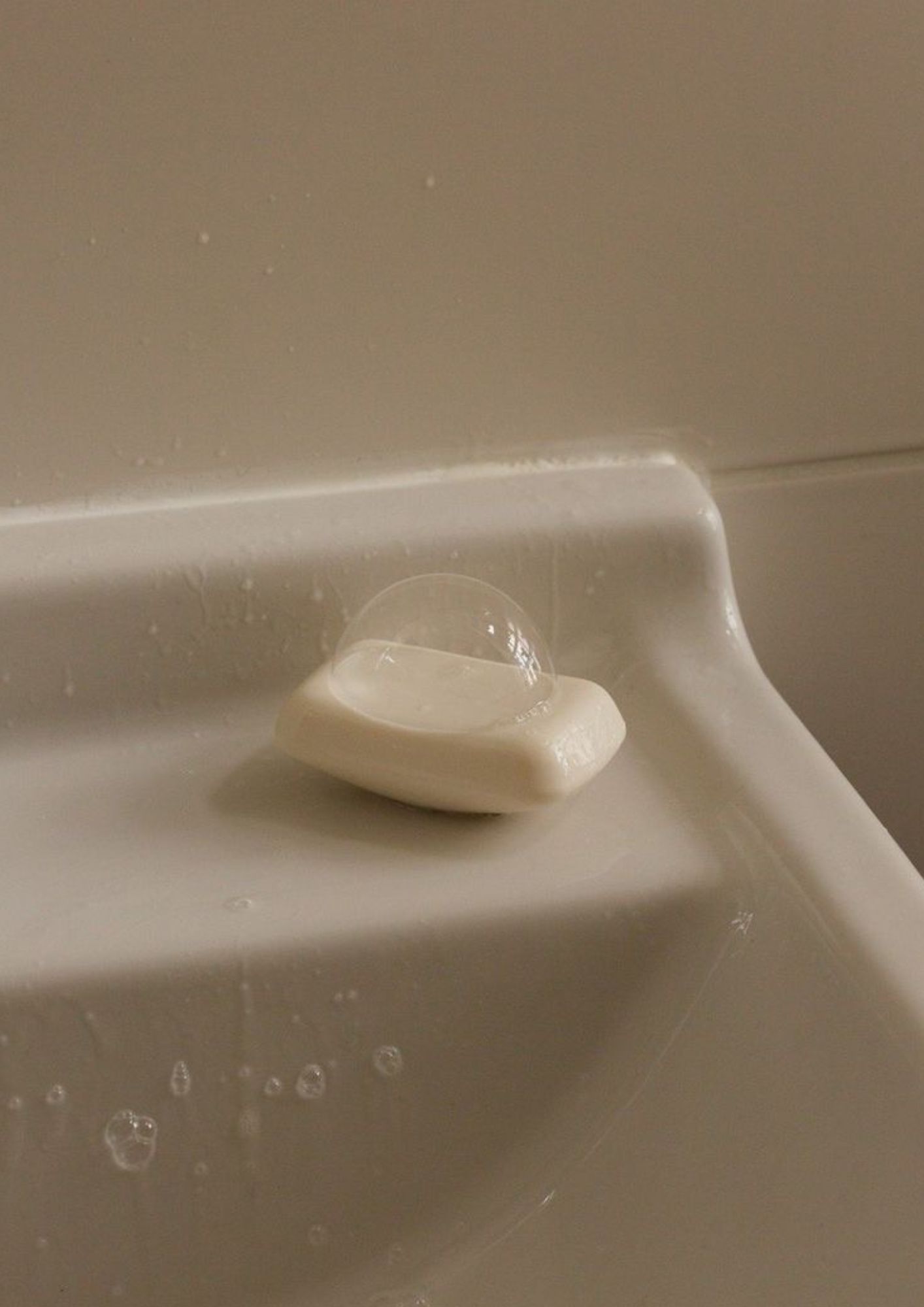bijeli luksuzni sapun na bijelom univaoniku