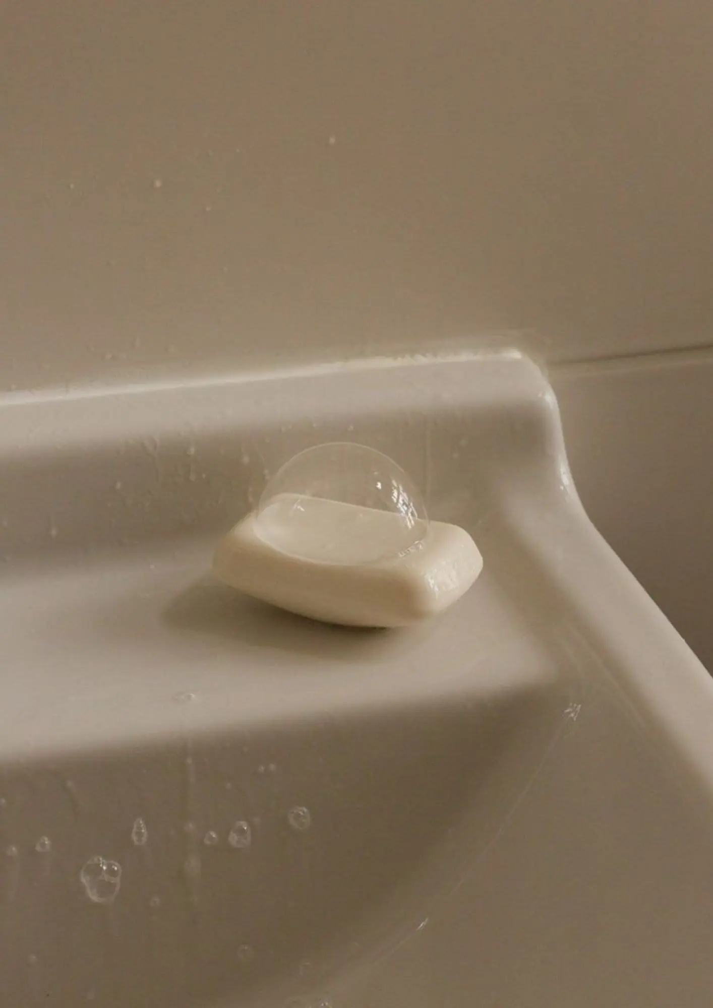 bijeli luksuzni sapun na bijelom univaoniku