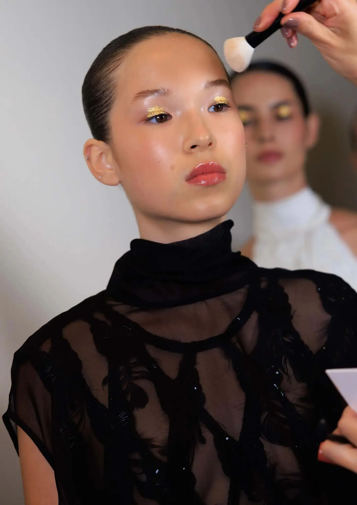 model s baršunastom kožom na reviji u backstageu