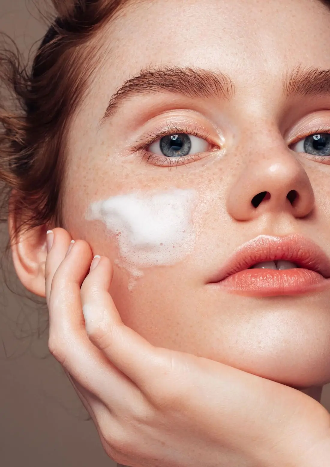 crvenokosi model čisti lice s pjenom za čišćenje