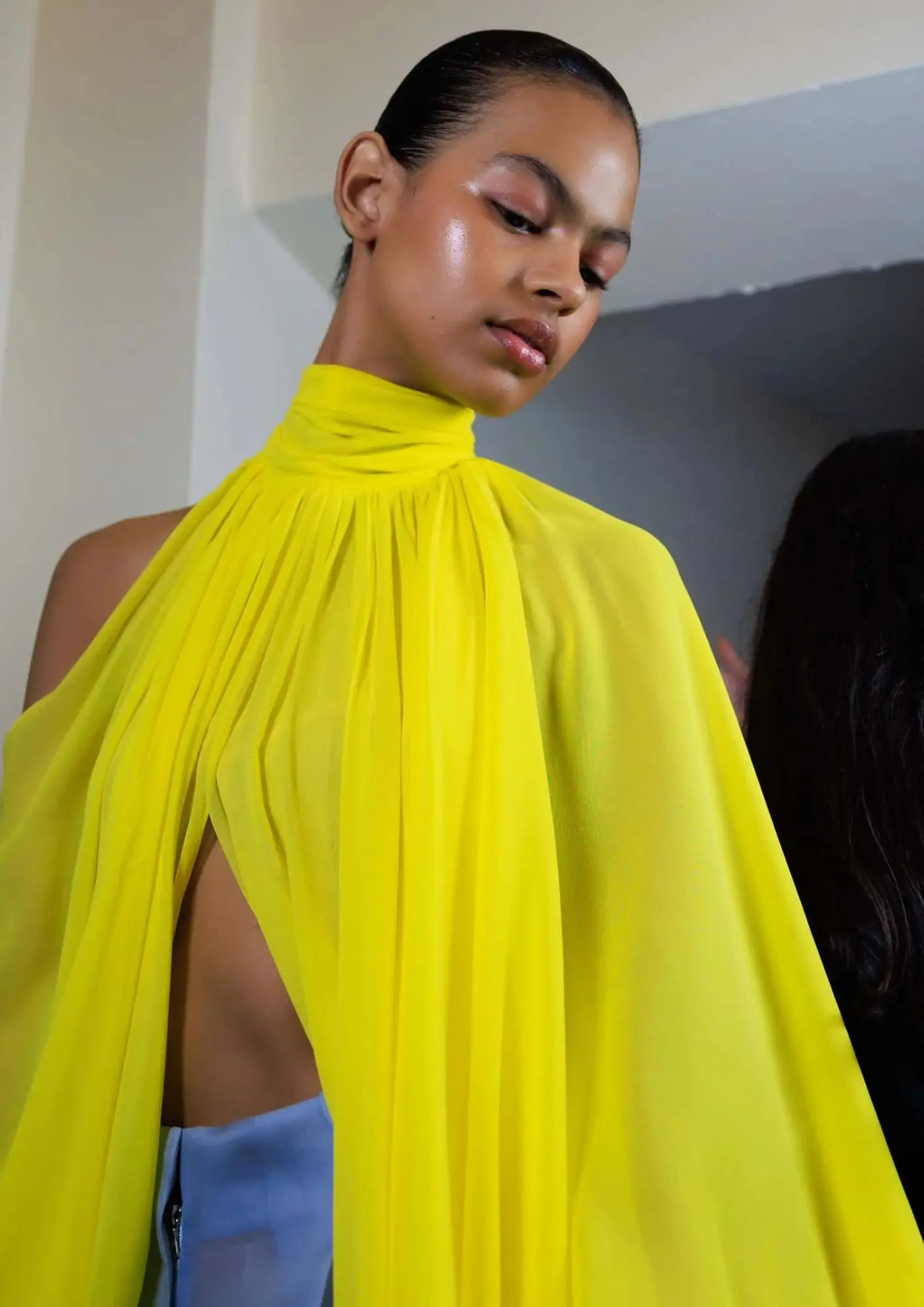 model sa sjajnom kožom u žutoj bluzi