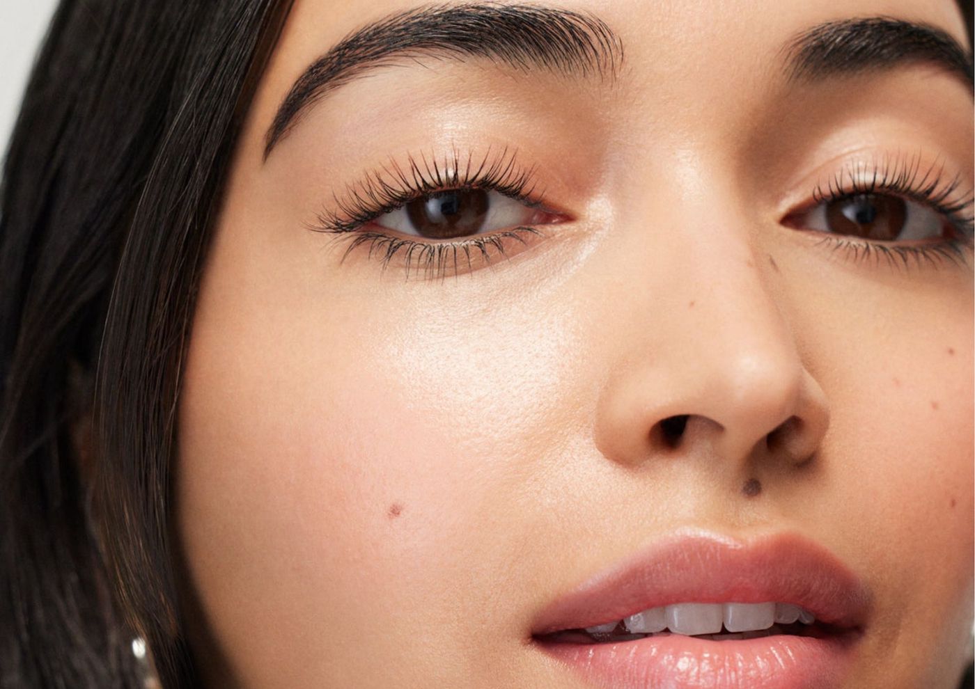 žena s kožom bez tamnih kolutova