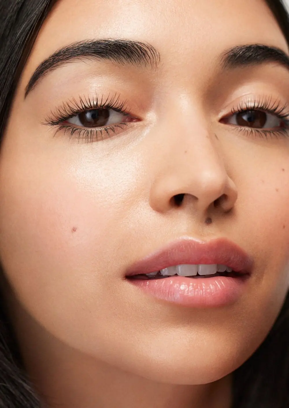 žena s kožom bez tamnih kolutova