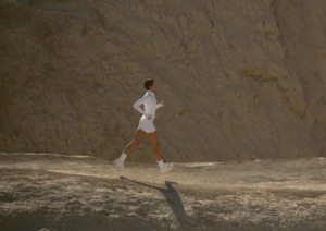 model u bijelom outfitu vježba retro hodanje