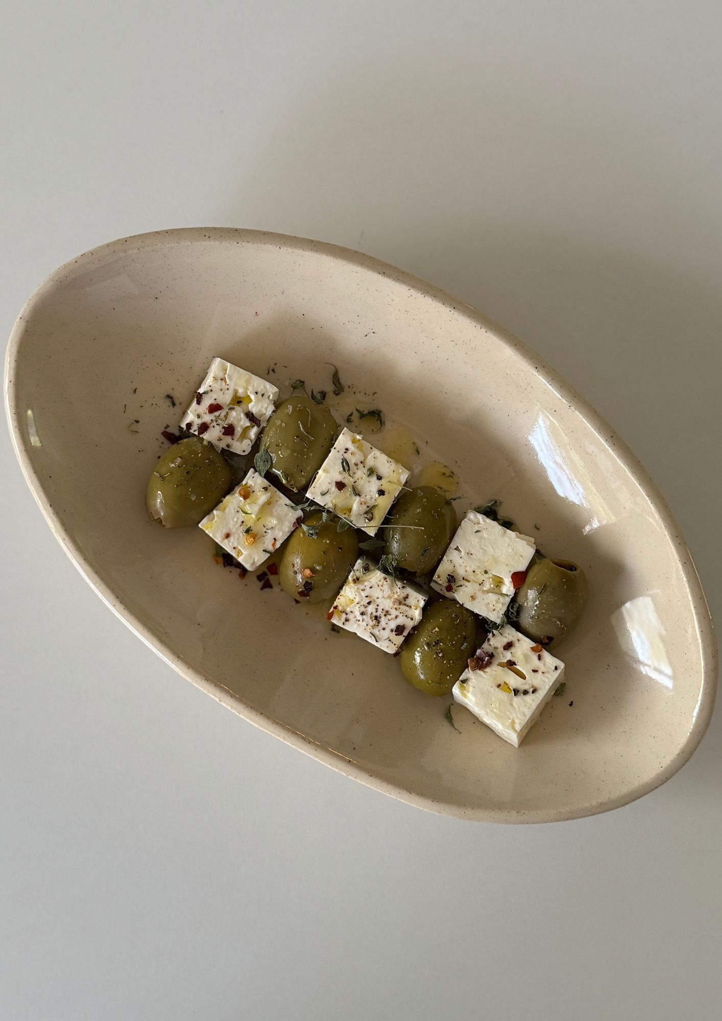 feta sir i masline na bež keramičkom tanjuru
