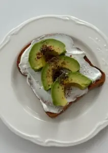 tost s avokadom