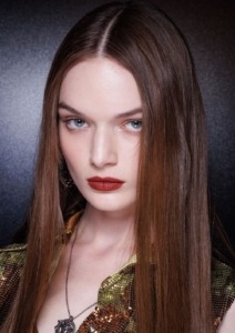 model s dugom sjajnom tankom kosom