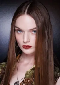 model s dugom sjajnom tankom kosom