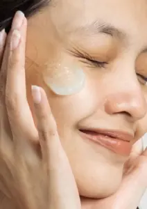 žena nanosi gel serum na lice