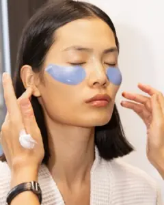 model s maskom protiv podočnjaka i podbuhlosti na licu