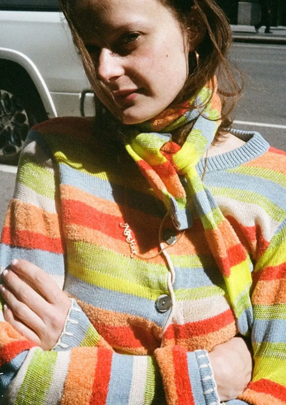 djevojka s osjetljivom kožom u šarenoj vesti