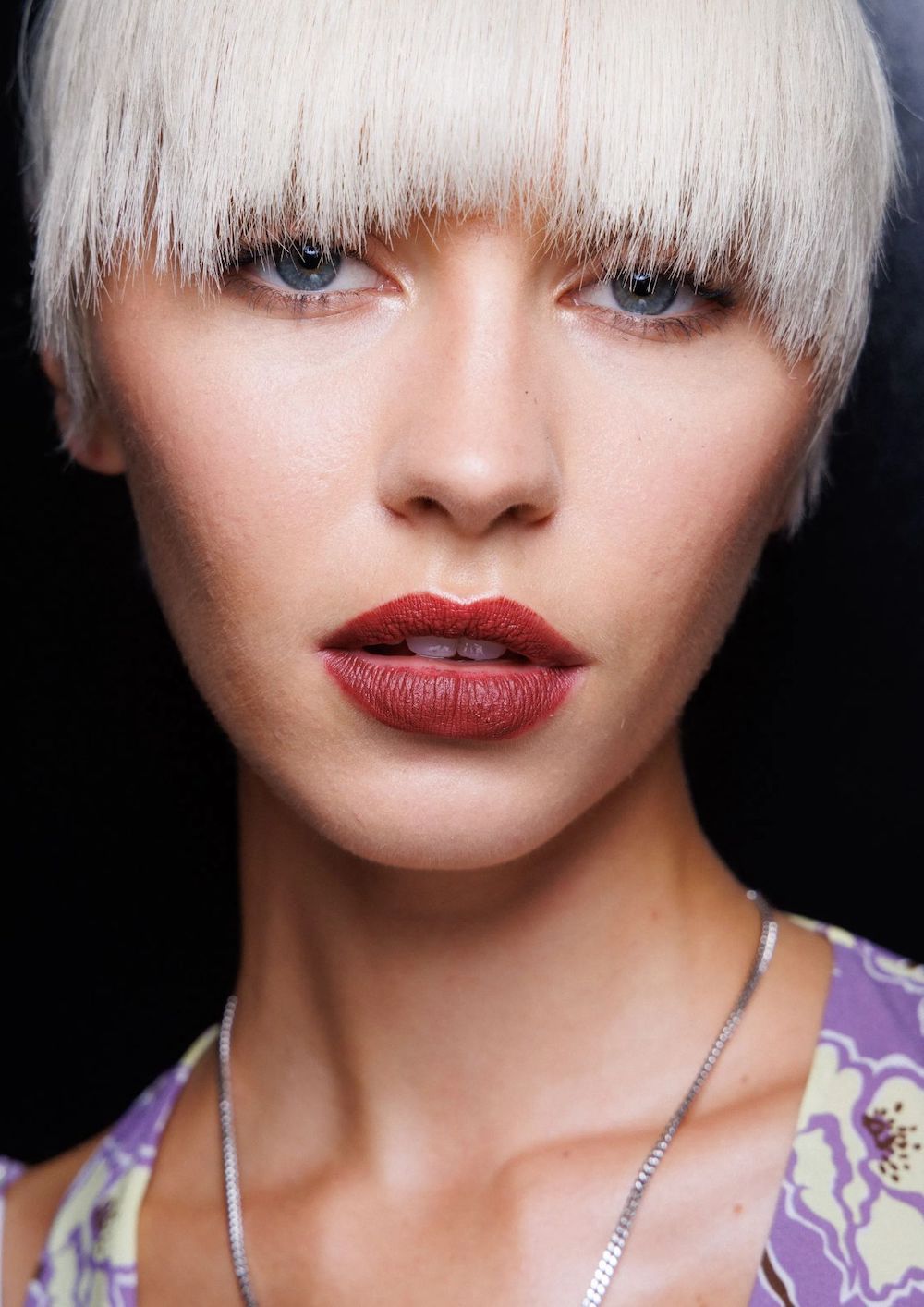 model s baršunastom kožom nakon setting pudera i plavom kosom