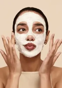 žena nanosi hidratantnu masku na lice