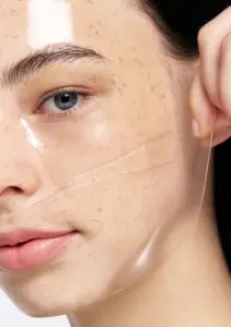 žena nanosi kolagen hidratantnu masku na lice