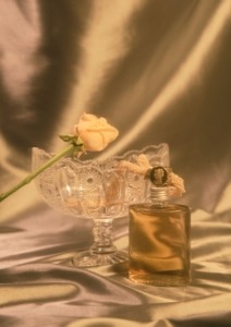 parfem bez alkohola i bijela ruža