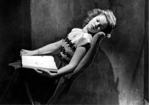 žena se odmara s knjigom u ruci