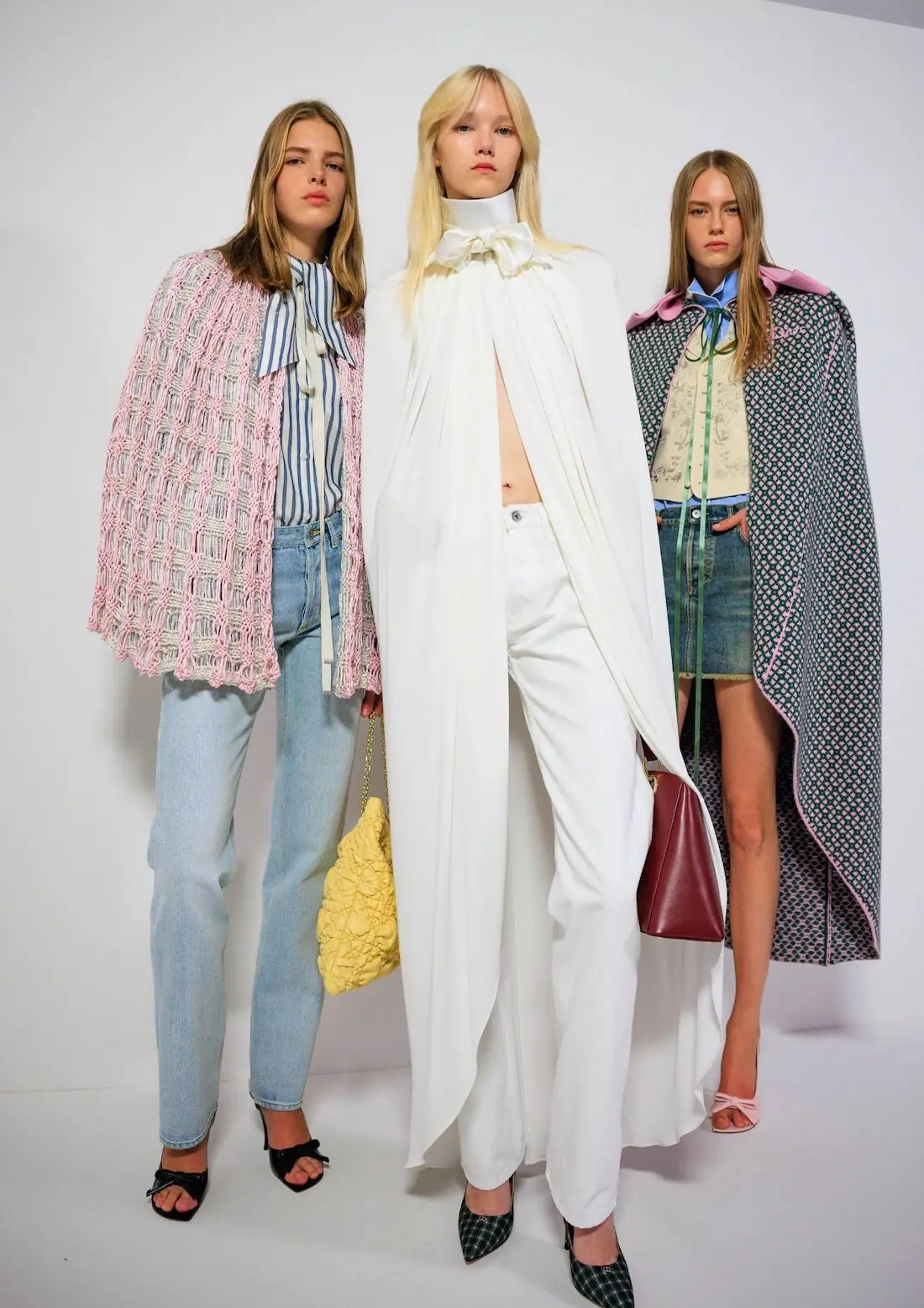 tri modela u backstageu na Dior reviji s bojama za kosu koje su idealne za zimu