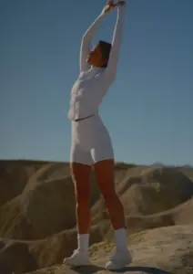 manekenka v beli kombinaciji se pripravlja na tek