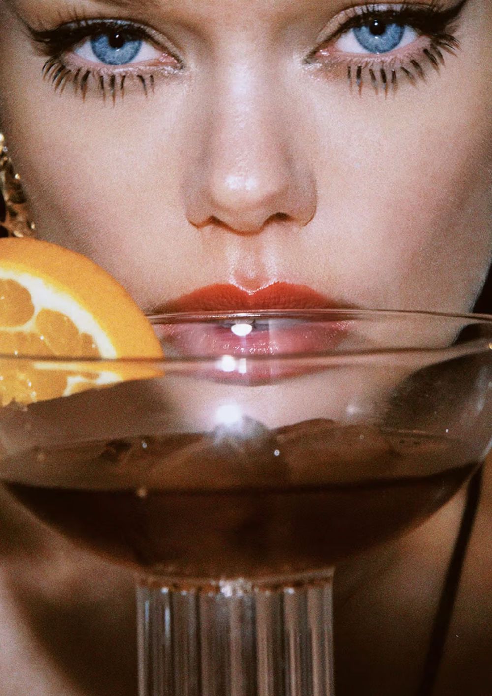 žena s dugim trepavicama