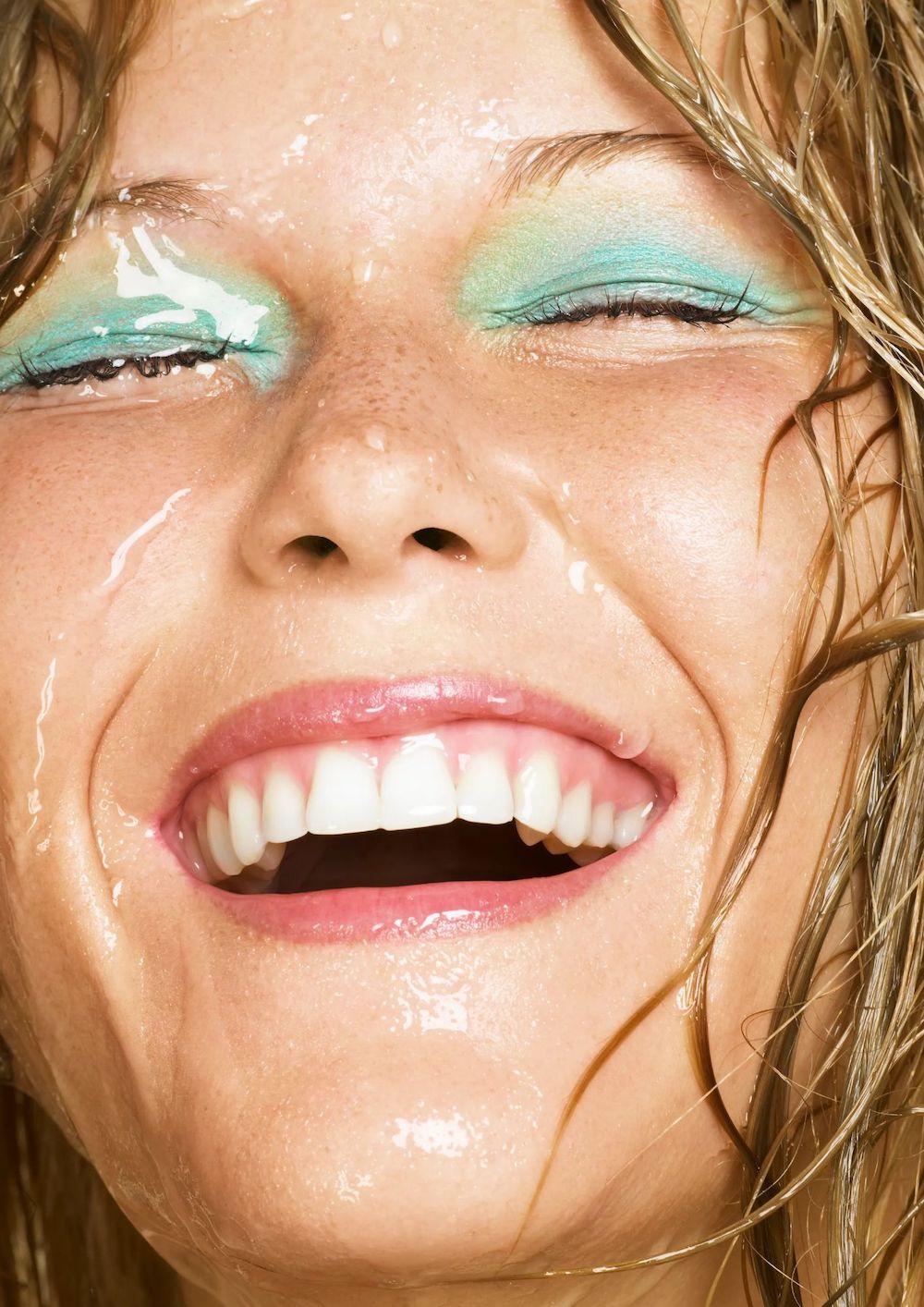 žena s jarkim sjenilom i mokrim licem