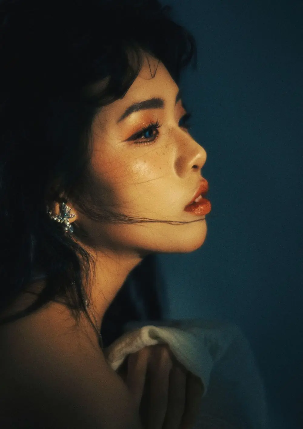 model s hidratannim ružem na usnama 