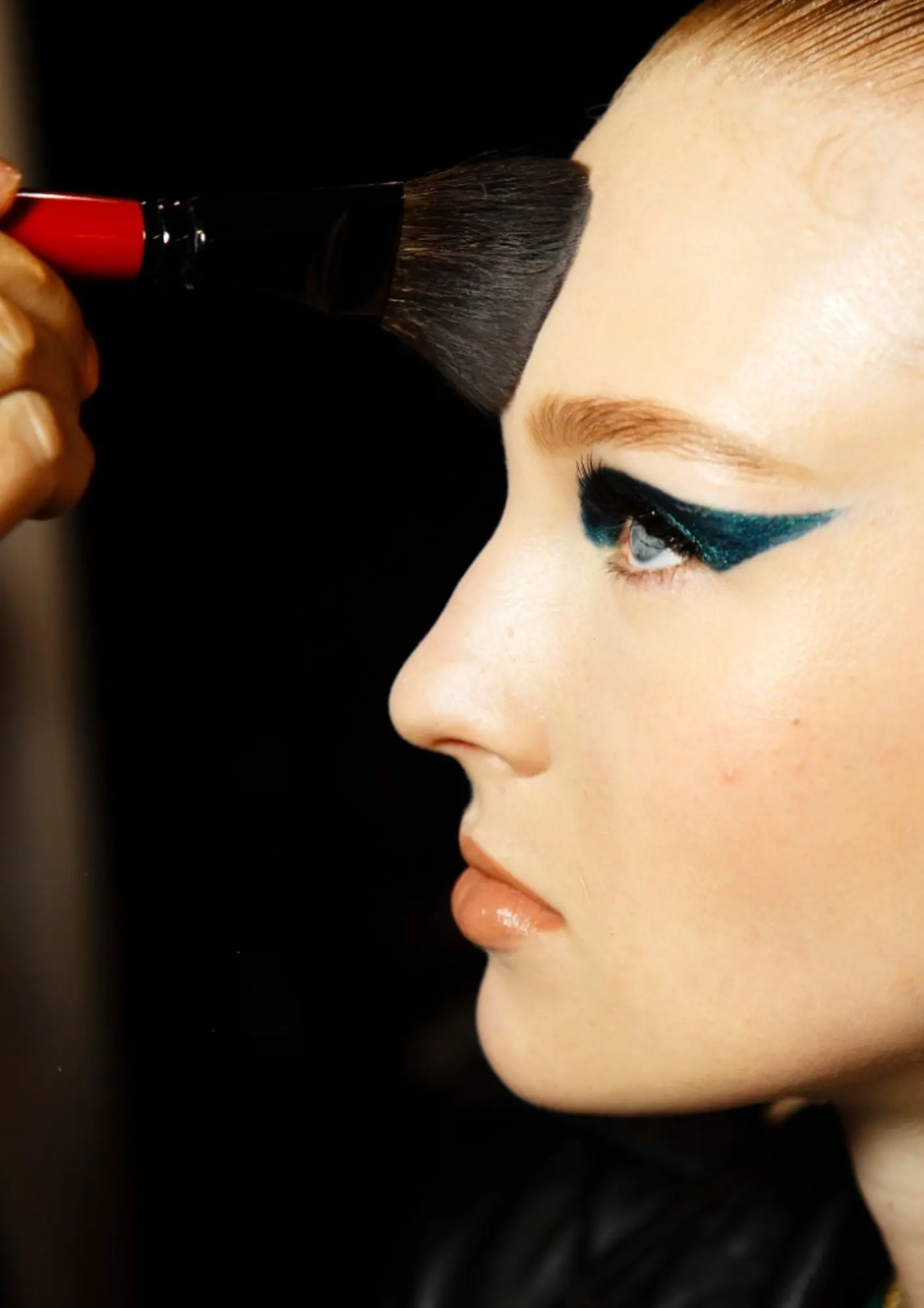 Versace 2014 backstage, vizažisti nanose kremasto plavo sjenilo na oči modela