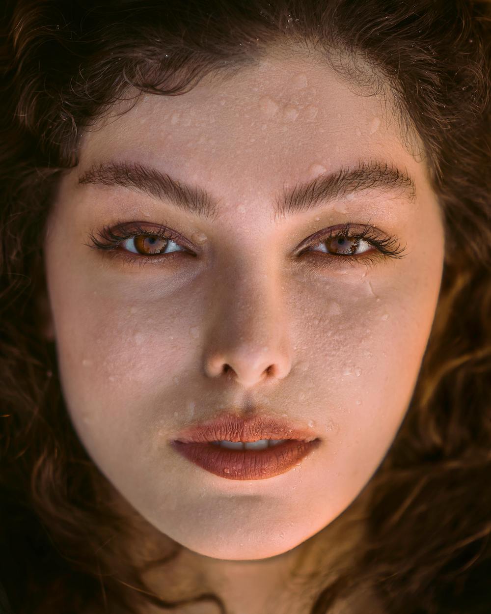 model sa smeđim očima i istaknjtim trepavicama nakon umivanja lica