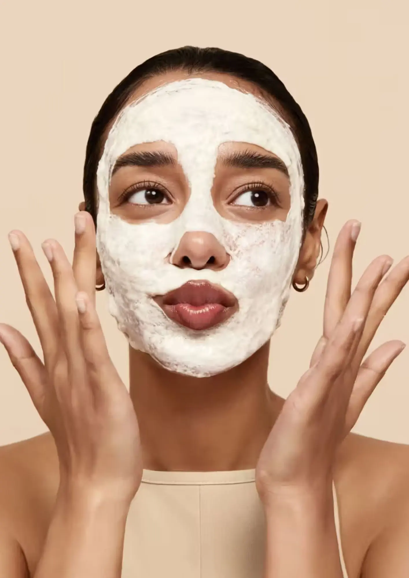 model nanosi bijelu masku na lice za blistavu kožu