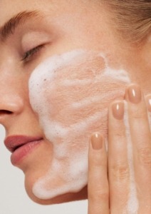 model pere kožu s pjenastim cleanserom