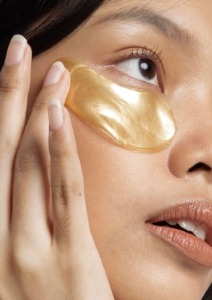 model s blistavom kožom i eye patch na podočnjacima