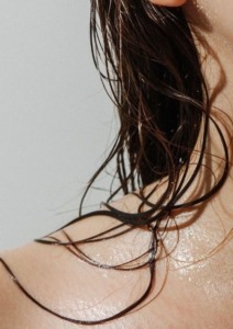 model s mokrom smeđom kosom