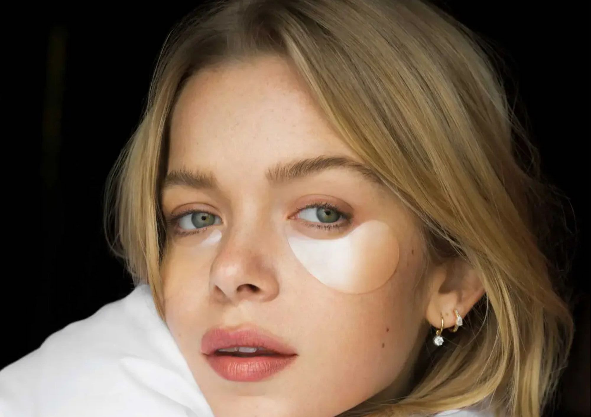 Žena s plavom kosom i maskom za podočnjake