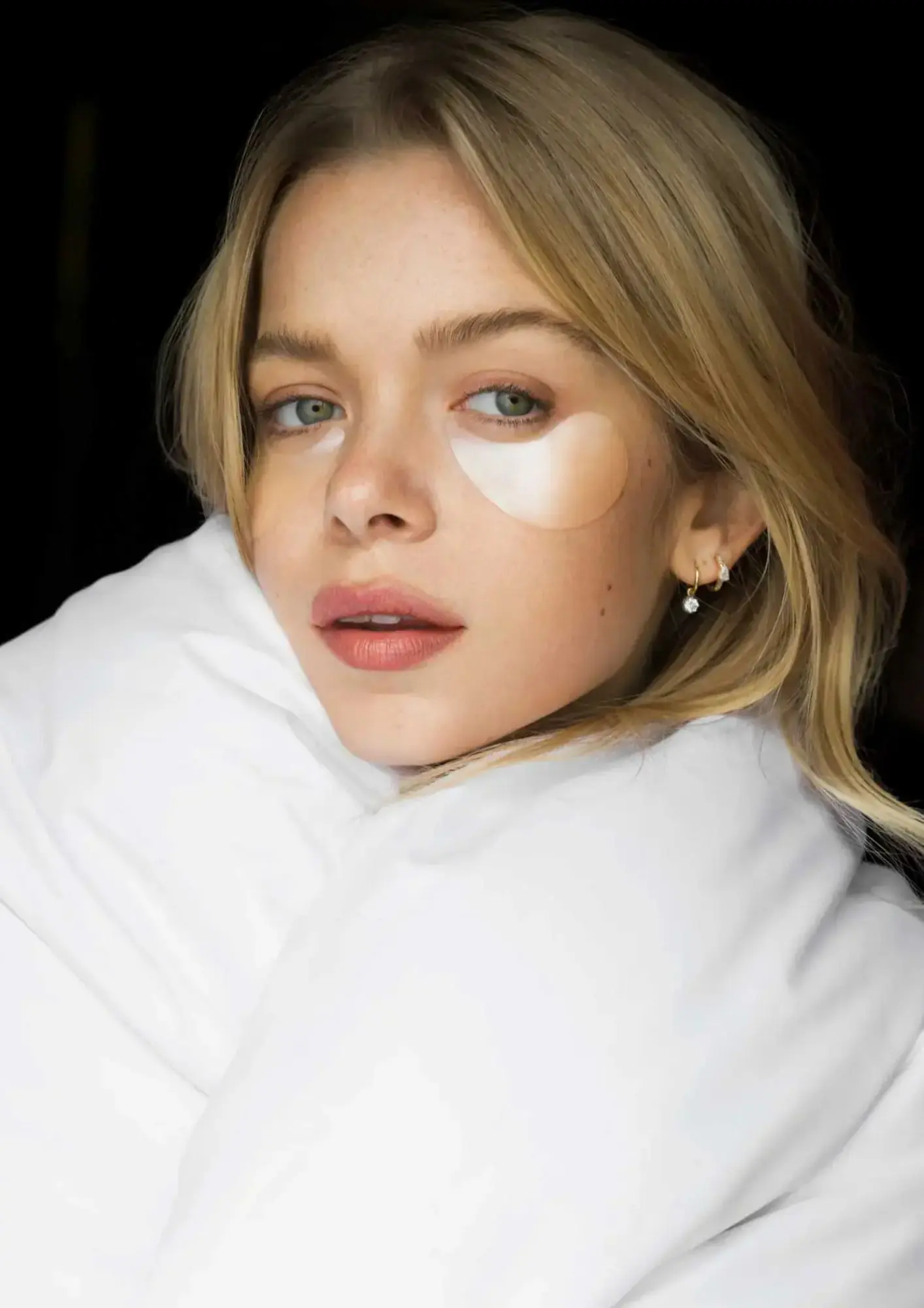 Žena s plavom kosom i narančastom maskom za podočnjake