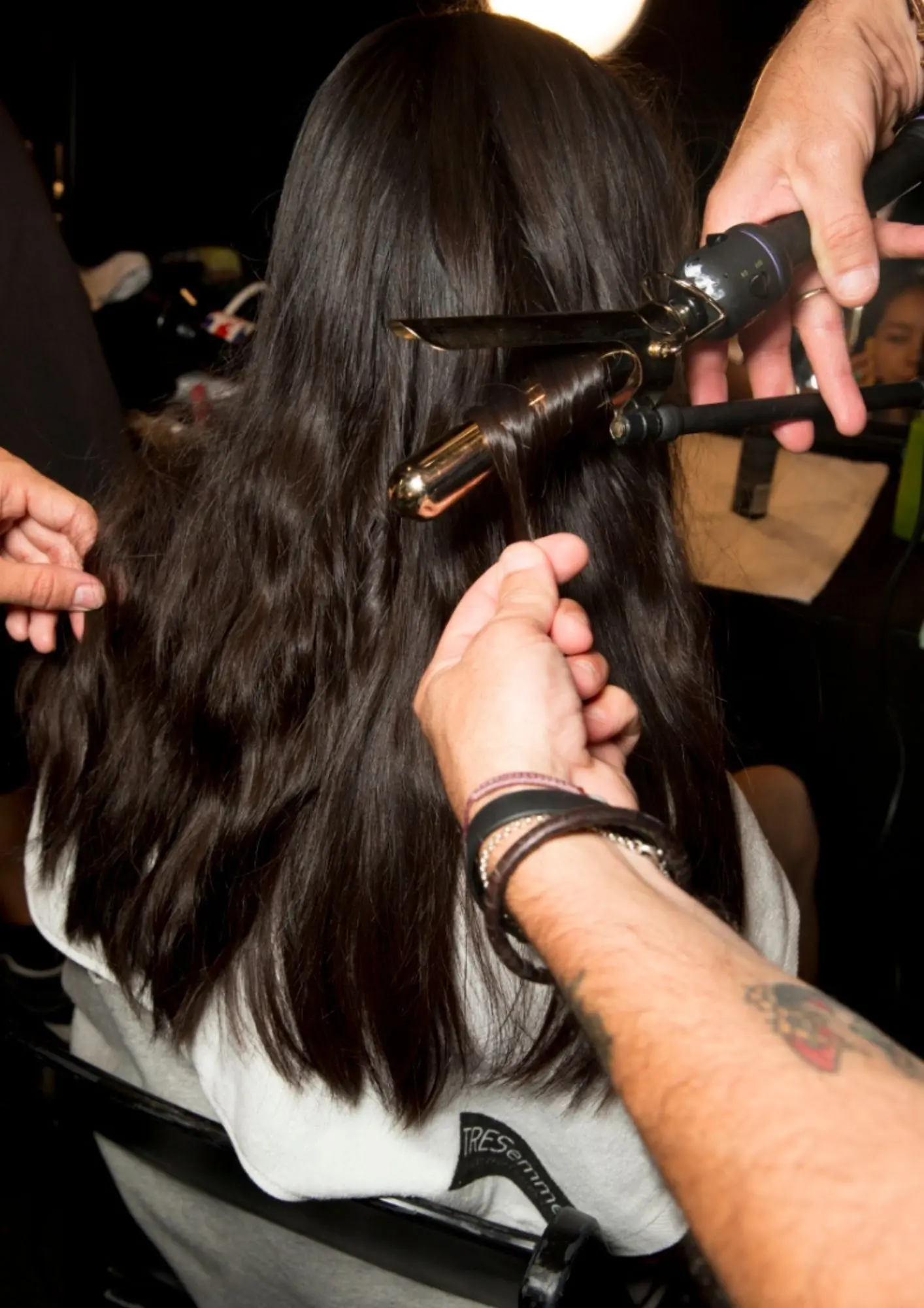 frizer oblikuje kosu modela s uvijačem