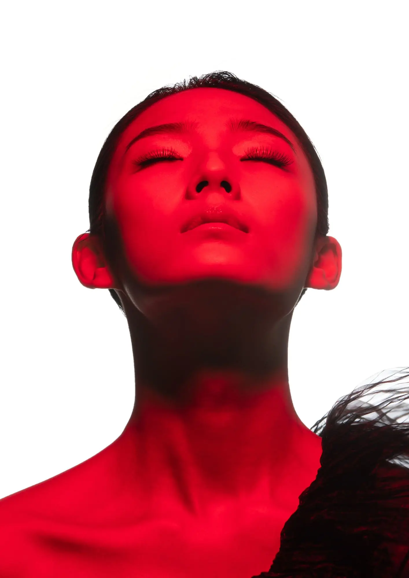 model obasjan s crvenim svjetlom za povećanje kolagena